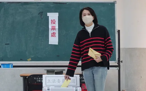 拿到身分證！老公陪同下完成投票　王鴻薇：輕鬆開心