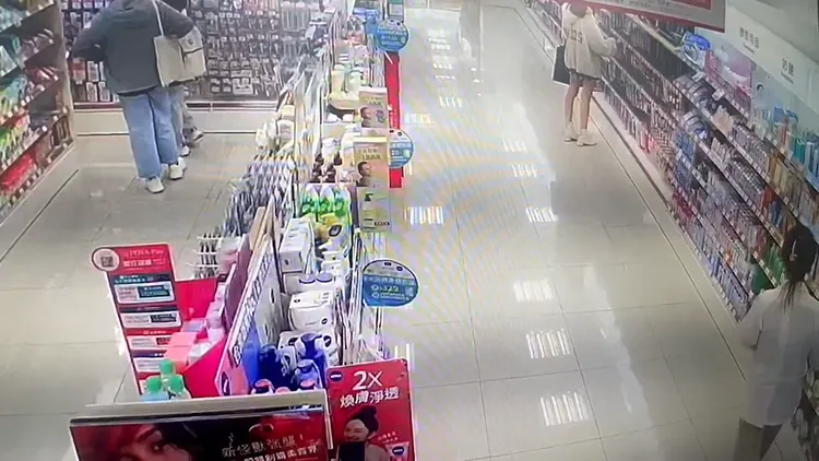 監視器拍下黃女犯案過程。翻攝畫面