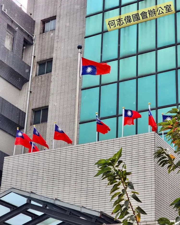 北投區公所國旗倒掛。翻攝自何志偉臉書