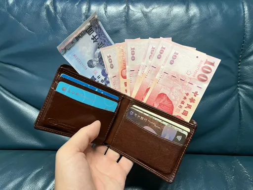 见钱眼开!自助洗车5分钟摸走包包1300元 侵占罪还要罚6千