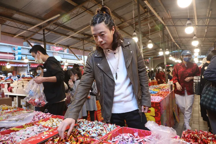 回想起小時候很皮，下山衝很快都不理大人勸說，結果跌倒一路從山上滾下來，全身都是傷。鄭孟晃攝