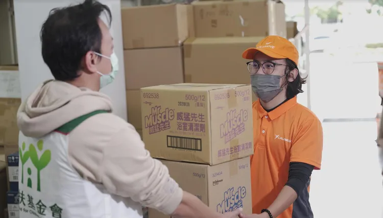 快捷業者與北台中家扶中心合作，配送年菜和生活物資給弱勢家庭。業者提供