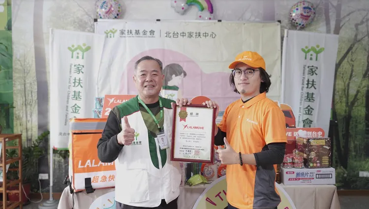 北台中家扶主任劉正文頒贈業者感謝狀。業者提供