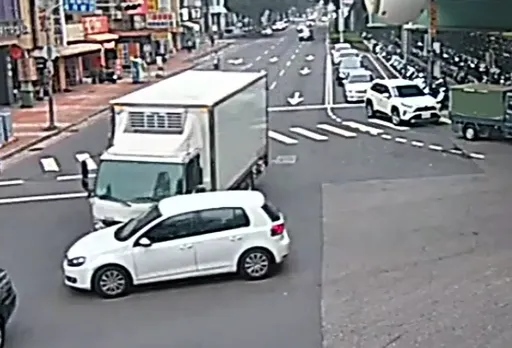 撞擊片曝光！台中男闖紅燈遭貨車擊落　2駕駛受傷送醫