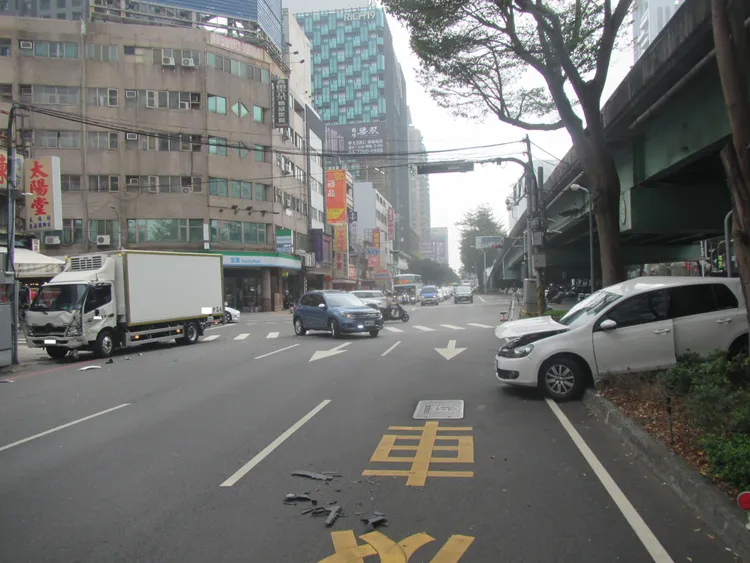 肇事大貨車與自小客，車頭、車身嚴重毀損。讀者提供