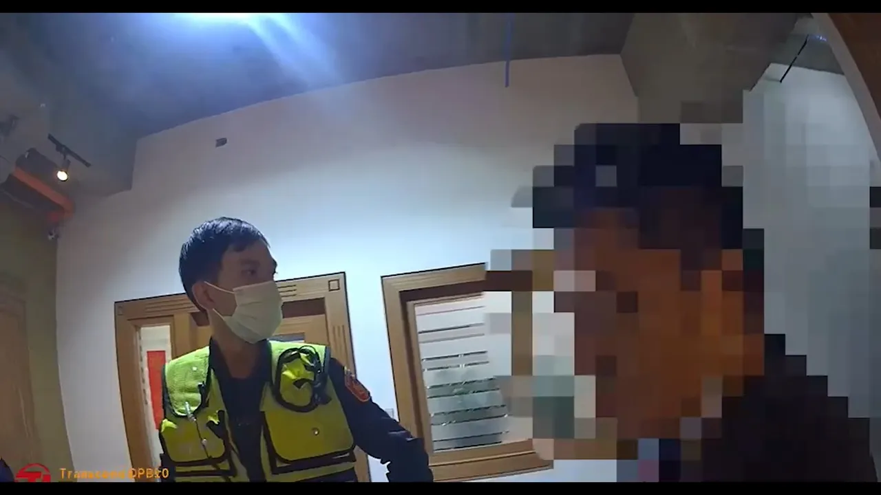 警方當場逮捕劉男。翻攝畫面