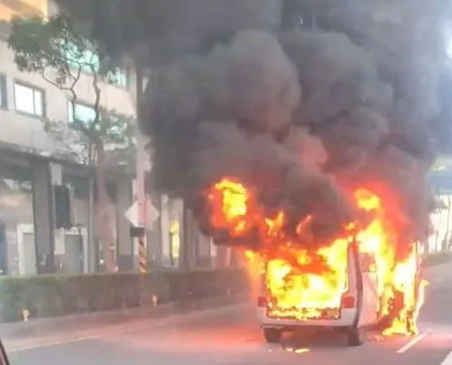烈焰片|桃園大街上火燒車 路過駕駛直呼太扯了!