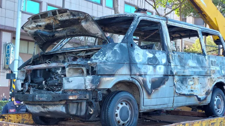 車輛幾乎燒成鐵架。桃園警分局提供