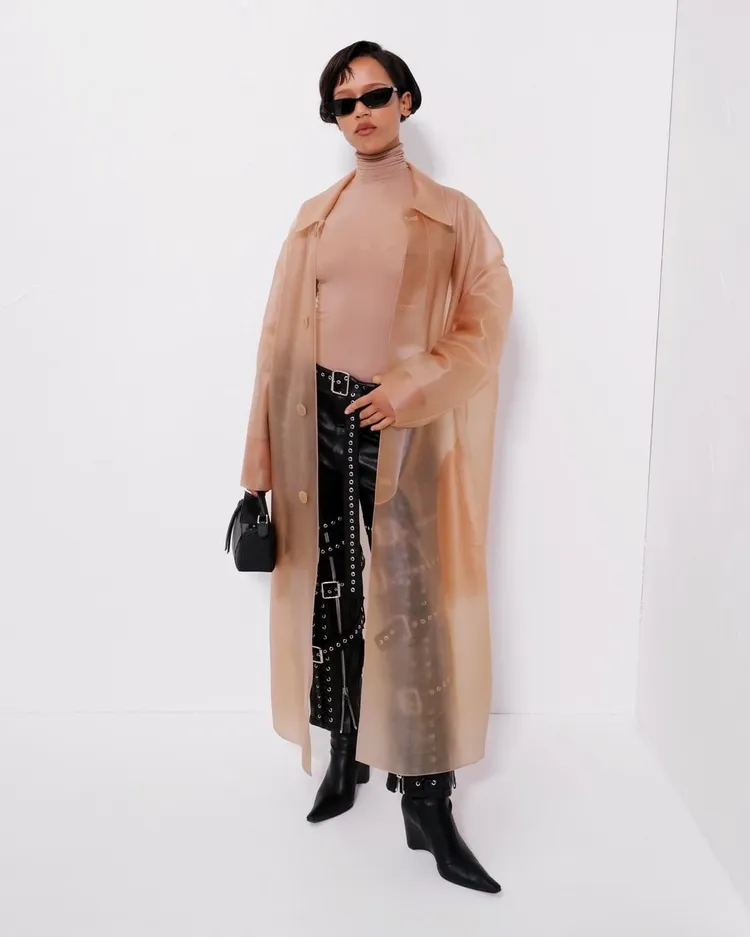 身為LOEWE形象大使的加拿大女星泰勒羅素，以性感透膚裝現身LOEWE大秀。翻攝loewe IG