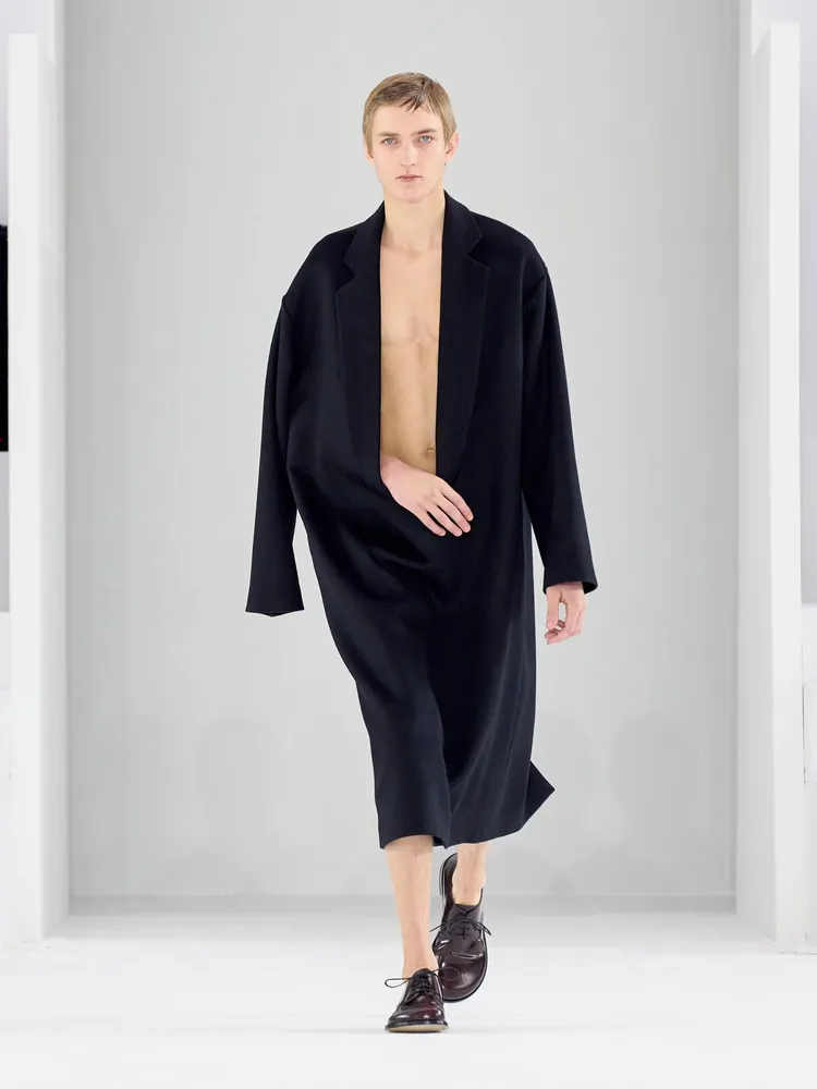 LOEWE創意總監Jonathan Anderson透過豐富材質，重新演繹「化簡為繁」的時尚風格。翻攝LOEWE官網