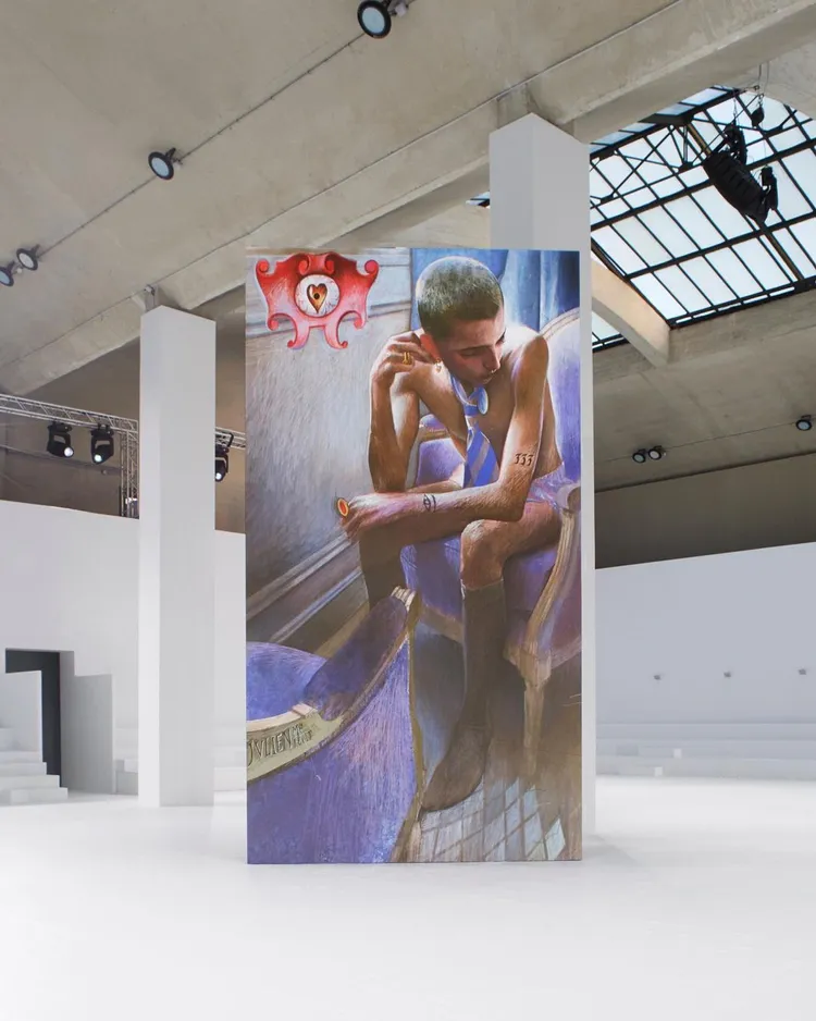 秀場懸掛美國藝術家Julien Nguyen所創作的巨型畫作。翻攝loewe IG