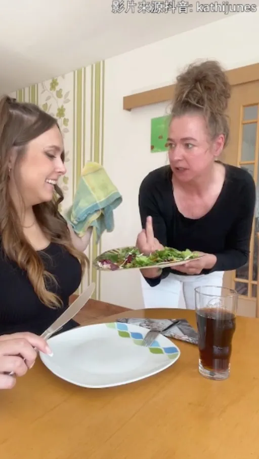 偽菲傭表示：《后里蟹》活這把年紀了還要這使喚我　這頓給妳吃個夠～再送妳個不失禮的微笑。抖音@kathijunes 提供