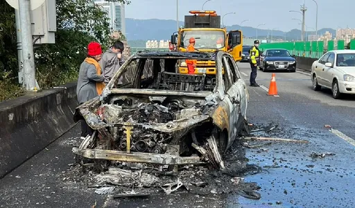 國3南港聯絡道火燒車　駕駛驚逃！白色賓士燒到只剩骨架
