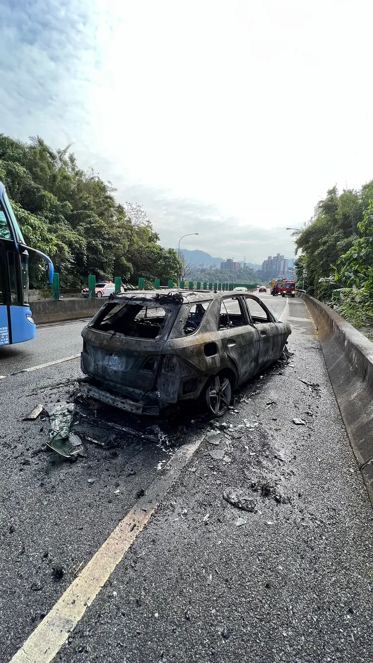 賓士車整車燒毀。翻攝畫面