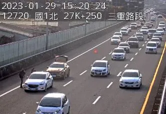 今下午15時許在國1高架北向27.3公里處發生2輛小客車追撞。高公局提供