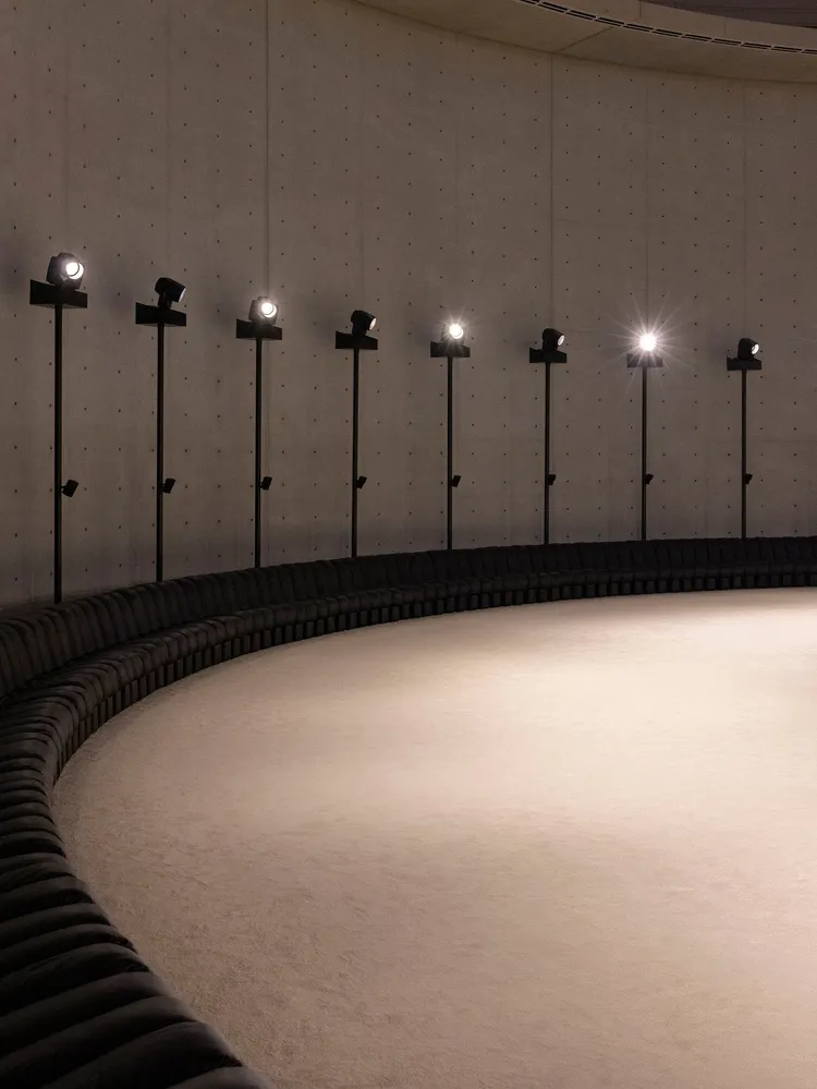 SAINT LAURENT選在由日裔建築大師安藤忠雄改造的巴黎證券交易所中，發表2023秋冬男裝系列。品牌提供