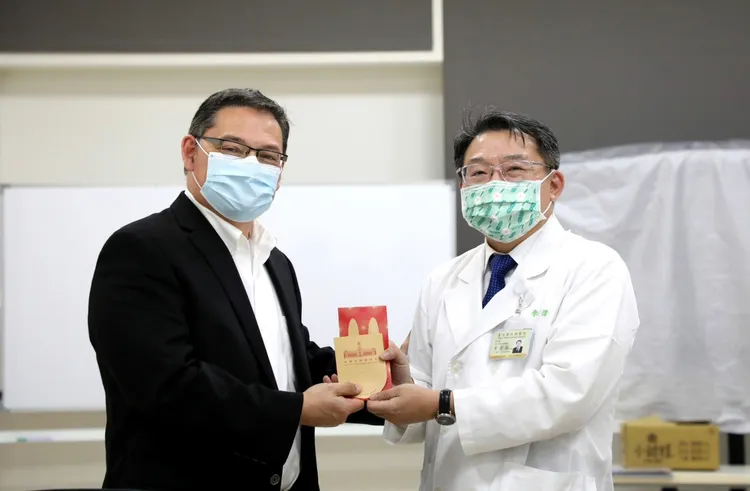 李偉強致贈梅約醫學中心Dr. Furutani紀念品。北榮提供