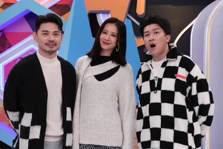 阿Ken（左起）、安心亞、張立東主持《同學來了》。中天綜合台提供 