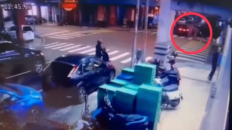 林男行搶後，搭上由曾男（26歲）駕駛的黑色自小客車逃逸。讀者提供