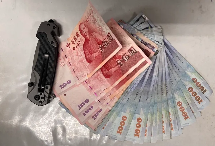 警方起出行搶所用的摺疊刀。讀者提供