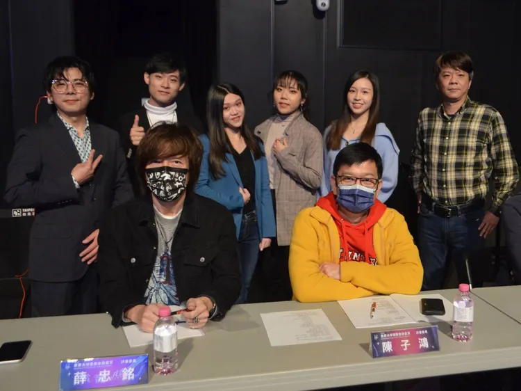 國寶江蕙經紀人陳子鴻昨擔任評審，與眾星友合照。樂手公園提供