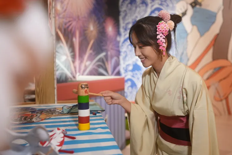 「祭典煙火區」將海上美麗的煙花景色搬到飯店內，還有祭典小遊戲釣水球以及敲達摩挑戰。福容提供