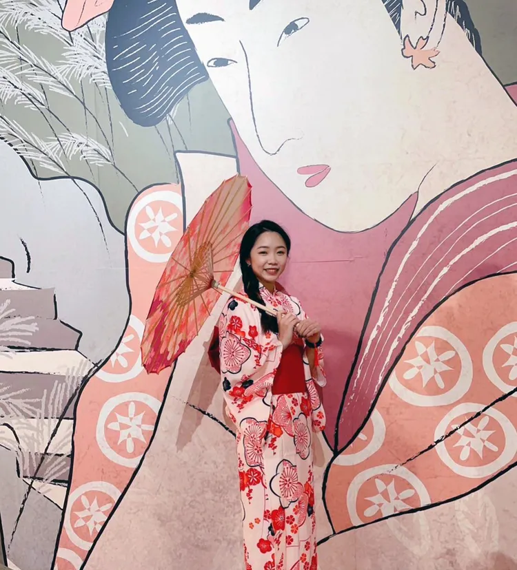 飯店也準備了浴衣體驗區，讓旅客穿上日式浴衣，搭配面具、髮飾、木屐以及紙傘道具，一起在展場內拍好拍滿。福容提供