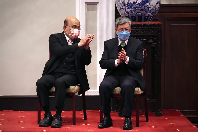 前副總統陳建仁接任閣揆，前閣揆蘇貞昌送上祝福。林林攝