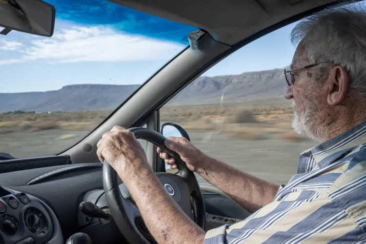 雨果駕車深入人跡罕至的乾旱地區，將一份份8頁厚的周報親自送給訂戶。法新社