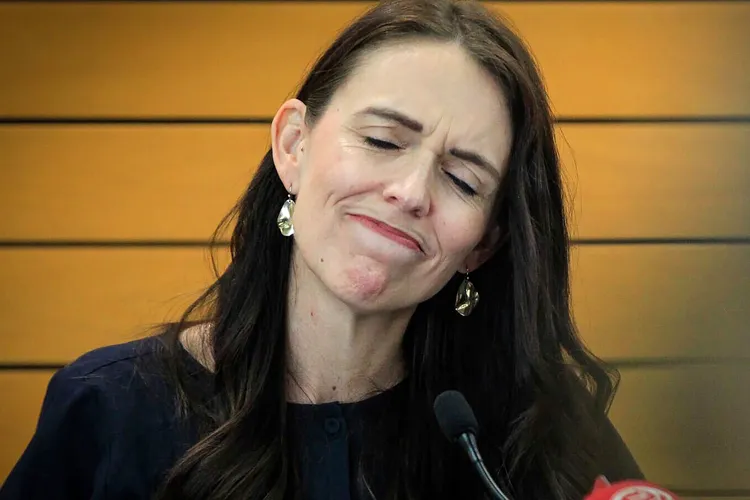 阿爾登19日在宣布辭意的記者會上做出苦惱的表情。美聯社