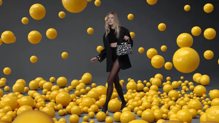 LVMH集團少奶奶Natalia Vodianova驚喜於LV x Yayoi Kusama聯名系列廣告中露臉。翻攝路易威登微博
