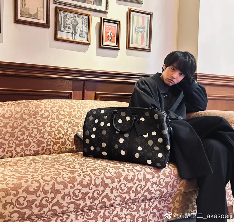 憑BL劇《如果30歲還是處男，似乎就能成為魔法師》知名度大增的日本男星赤衛楚二，曬出LV x Yayoi Kusama聯名系列Keepall行李袋。翻攝赤衛楚二微博
