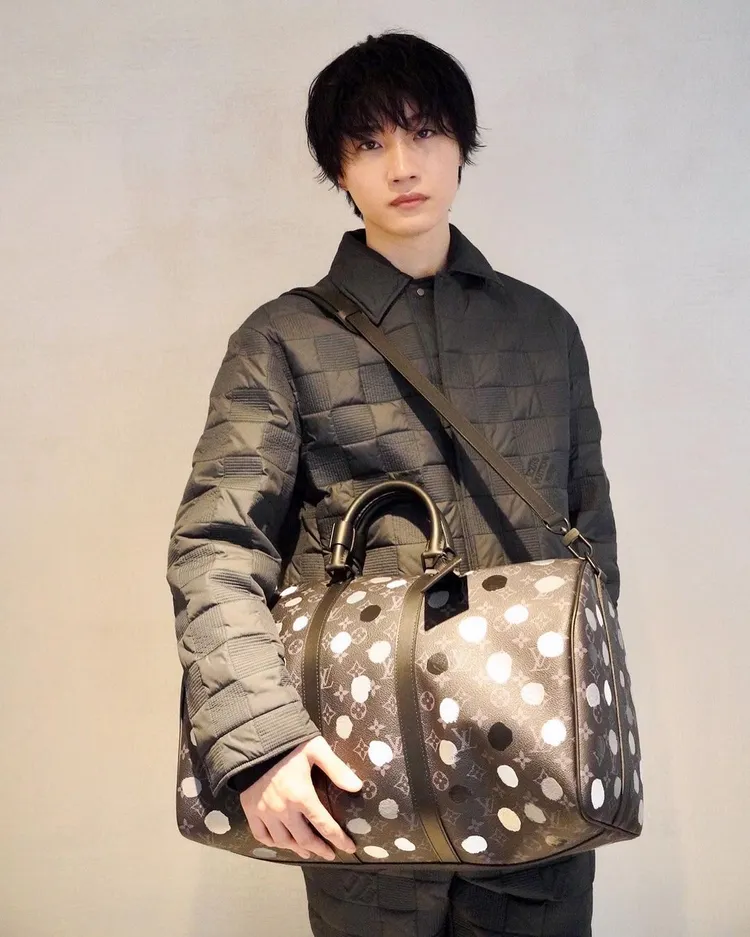 在生存劇《今際之國的闖關者》第2季中有出彩表現的日本男星櫻田通，曬出LV x Yayoi Kusama聯名系列Keepall行李袋。翻攝dorisakurada IG