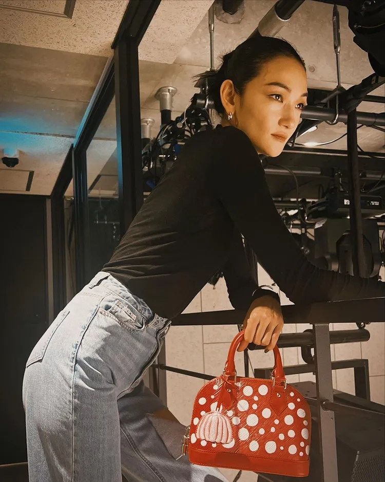 日本超模富永愛演繹的Infinity Dots主題Alma包，上面掛著的南瓜造型吊飾也十分討喜。翻攝ai_tominaga_official IG