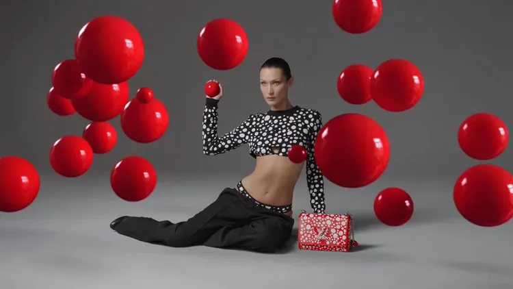 美國名模貝拉哈蒂德是LV x Yayoi Kusama聯名系列廣告中的主角之一。翻攝路易威登微博