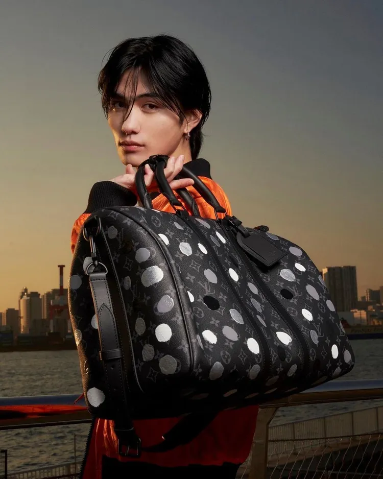 日本男星大平修藏拎出有著草間彌生標誌性波點圖騰的LV x Yayoi Kusama聯名系列Keepall行李袋。翻攝shuzo___3120 IG