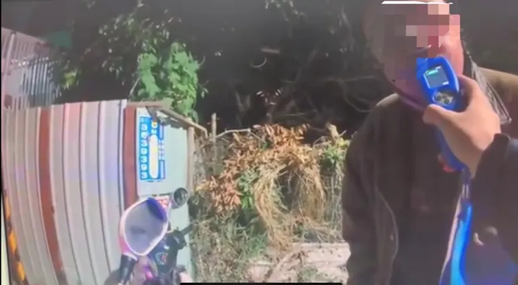 員警對林男進行酒測。讀者提供