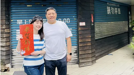 高嘉瑜又调皮了?发春联开心朝圣「传说中的面馆」 粉丝冒冷汗:我怀疑妳在臭