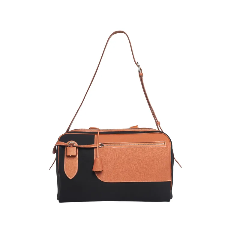 Goéland帆布與Clémence小公牛皮拼接旅行包，29萬4900元。品牌提供