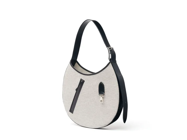 Arçon肩背包，H帆布與Swift小牛皮拼接材質，18萬7500元。品牌提供