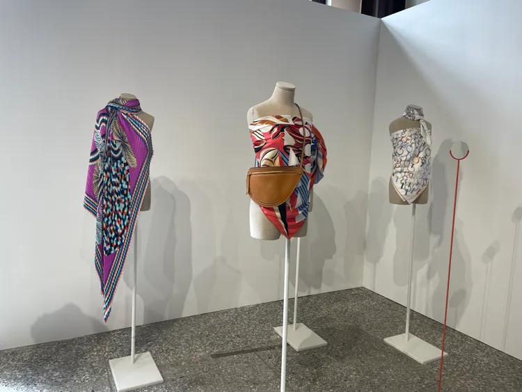 愛馬仕此次亦特意於人形模特上，展出了絲巾多種不同的使用方式。陳張眾攝