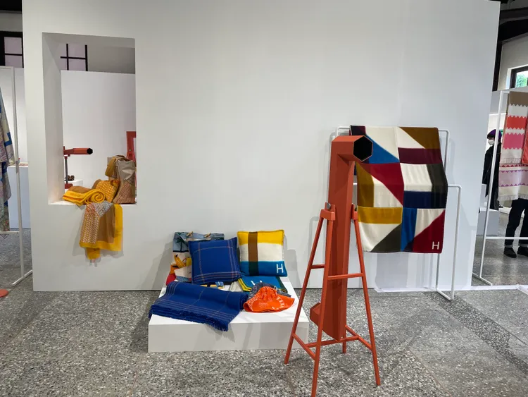 愛馬仕2023春夏配件鑑賞會場，隨處皆設有望遠鏡或放大鏡，讓人可一賞「天馬行空」之年所帶來的驚喜細節。陳張眾攝