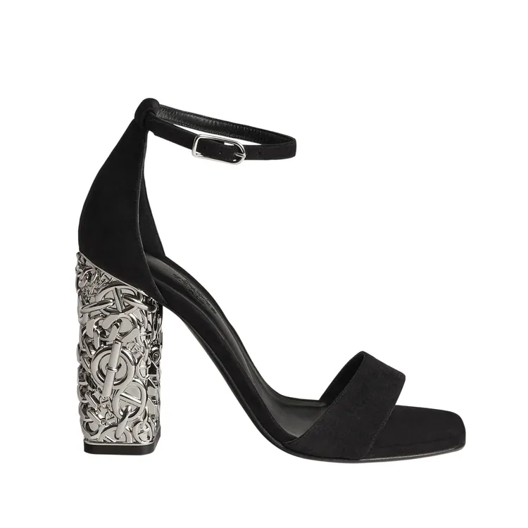 山羊麂皮高跟涼鞋，鞋跟雕花表面飾有工藝等級銀質鍍層，3萬5300元。品牌提供