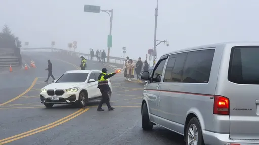 人潮搶看曙光!合歡山成大型停車場 花蓮警加派人力疏導車流