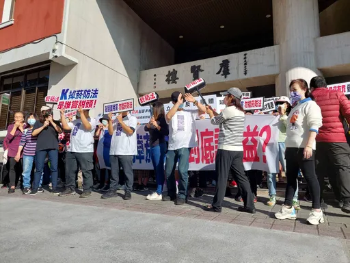 催促朝野三讀《菸害防制法》 媽媽志工立法院前怒喊:不容政治算計