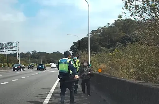 新竹婦散步迷路誤闖國道 警巡邏發現助平安返家