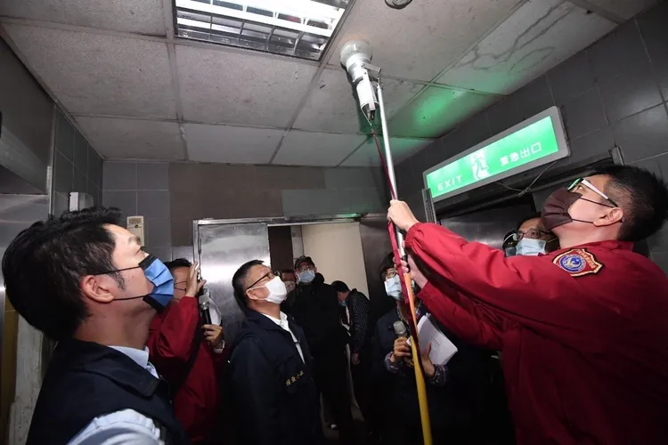 台北市長蔣萬安今晚到錢櫃KTV中華新館視察公安聯合稽查。北市府提供