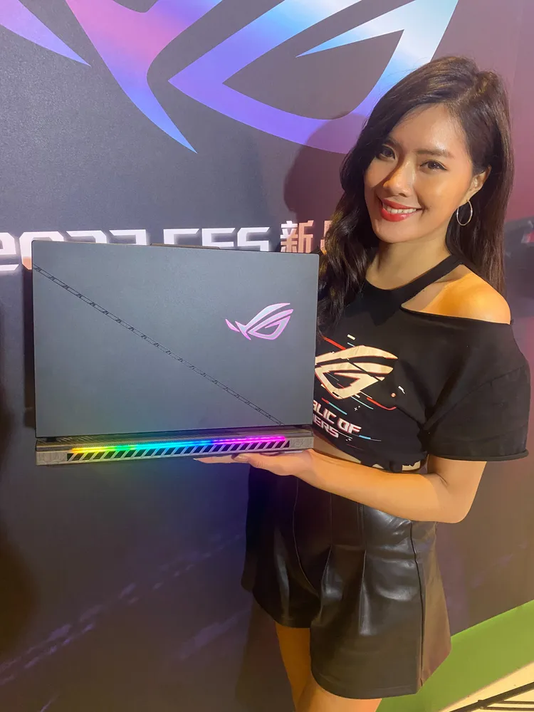 ROG Strix SCAR 16(G634)電競筆電機背後方有一整排散熱孔搭配燈條。王雪玲攝