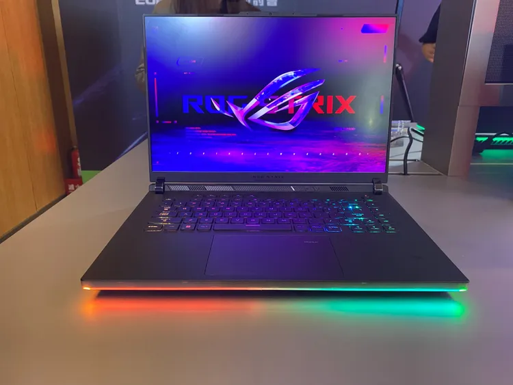 ROG Strix SCAR 16(G634)搭載16:10 Nebula HDR螢幕。王雪玲攝