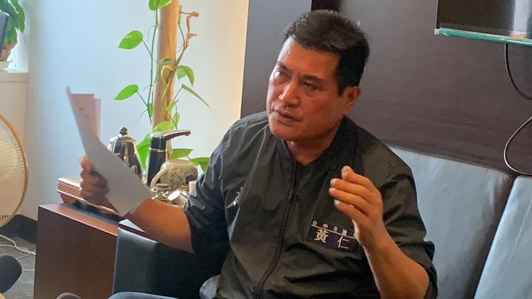 是議員黃仁接受自辦重劃會地主陳情認為判決不公，要求市府協助調查處理。曾雪蒨攝